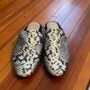 Gap Snakeskin Pattern Slides sz 7